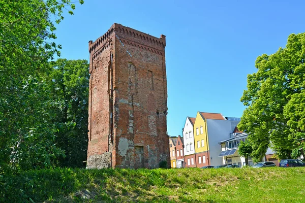 Gateway tower av tidigare episcopal låsa av 1300-talet i sommardag. Braniewo, Polen — Stockfoto