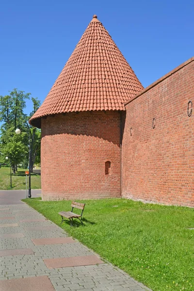 Őrtorony és egy erődítmény töredéke. Braniewo, Lengyelország — Stock Fotó