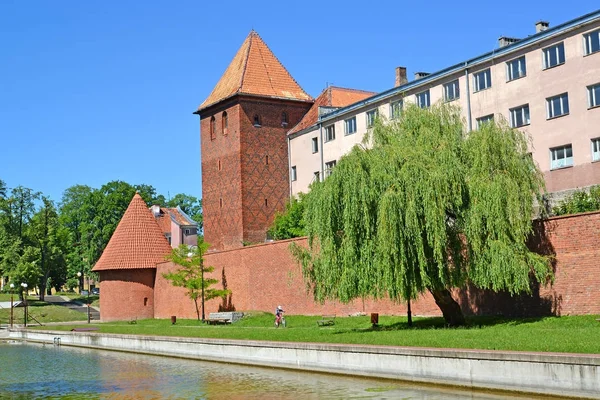 Opevnění, strážní věž a gymnáziu jezuitů v slunečný den. Brušperk, Polsko — Stock fotografie