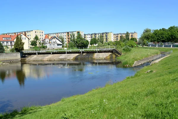 Вид на плотину гидроэлектростанции и рыбный перевал, реку Пасленку. Бранденбург, Польша — стоковое фото