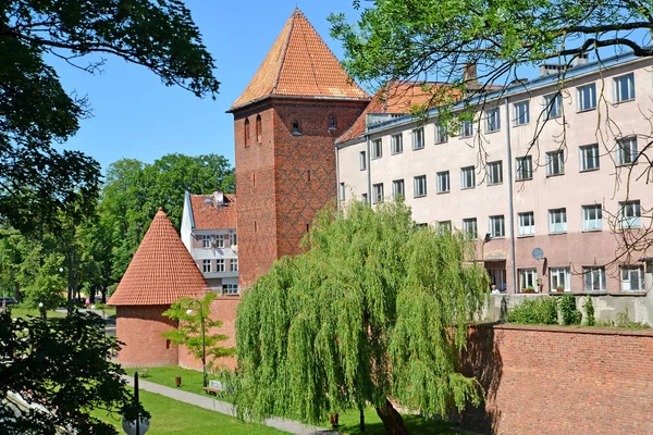 Opevnění, strážní věž a gymnáziu jezuitů v letním dni. Brušperk, Polsko. — Stock fotografie