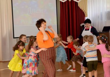 Kaliningrad, Rusya Federasyonu - 23 Ağustos 2017: Çocuk Carlson'ın kostümlü animatör için çalıştırın. Anaokulunda bir tatil