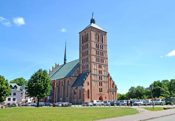 Braniewo, Polen - 07 juni 2016: A katolska kyrkan av Saint Katarina av Alexandria i sommardag — Stockfoto