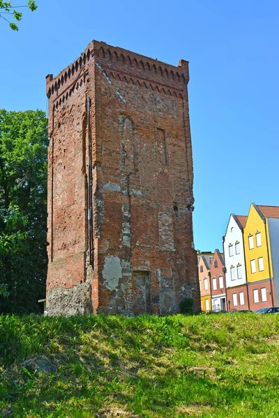Torre de entrada de la antigua esclusa episcopal del siglo XIV. Braniewo, Polonia — Foto de Stock