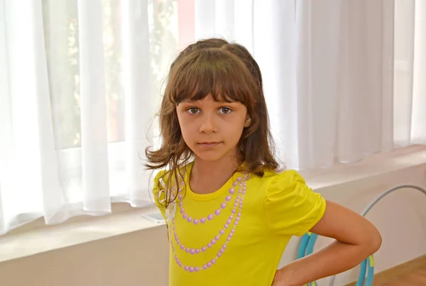 Retrato da menina contra o fundo de uma janela i — Fotografia de Stock