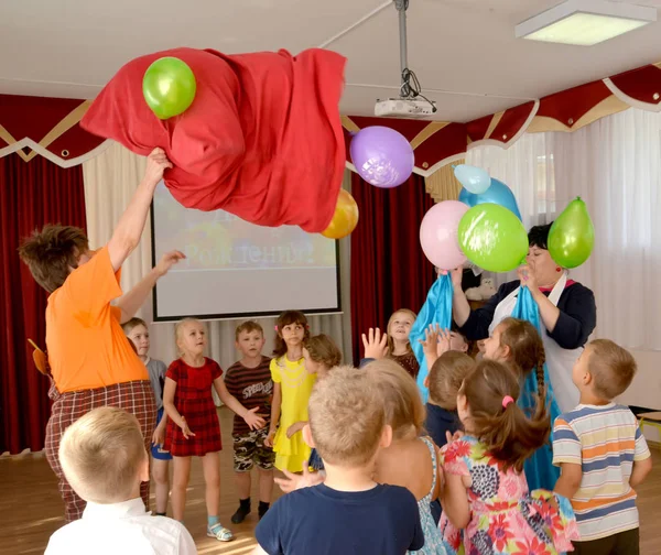 КАЛИНИНГРАД, РОССИЯ - 23 августа 2017 года: Аниматор в костюме Карлсона высыпает воздушные шары из сумки. Отдых в детском саду — стоковое фото