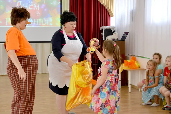 KALININGRAD, RUSSIA - 23 AGOSTO 2017: La ragazza riceve un regalo da una borsa. Una vacanza all'asilo — Foto Stock