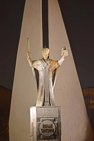 Kaliningrad, Ryssland - 24 November 2017: Monument till Nicholas The Undergörarens och dog fiskare på kvällen — Stockfoto