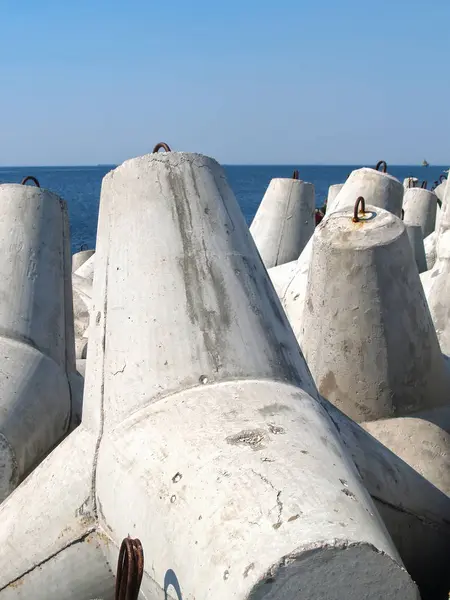 Concrete tetrapod on the bank of the Baltic Sea. Baltiysk, Kaliningrad region — Stock Photo, Image