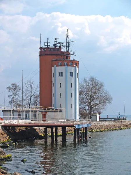 De toren van de navigatie op een pier. Baltiejsk, regio Kaliningrad — Stockfoto