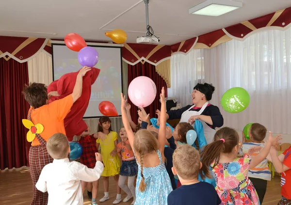 КАЛИНИНГРАД, РОССИЯ - 23 августа 2017 года: Дети ловят воздушные шары. Праздник в детском саду — стоковое фото