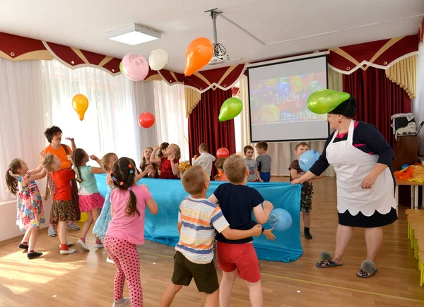 KALINININGRAD, RUSIA - 23 de agosto de 2017: Los niños lanzan globos durante las vacaciones en el jardín de infantes — Foto de Stock