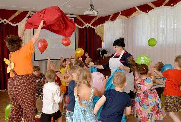 КАЛИНИНГРАД, РОССИЯ - 23 августа 2017 года: Дети играют с воздушными шарами во время праздника в детском саду — стоковое фото