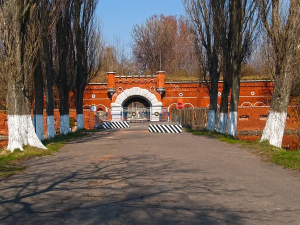 Puerta en la ciudadela fortaleza de Pillau en la primavera. jalá, región de Kaliningrado — Foto de Stock