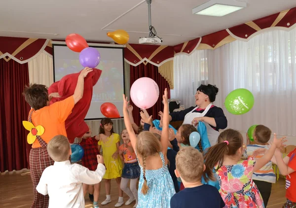 Kaliningrad, Rusko - 23. srpna 2017: Děti chytit balóny. Dovolená v mateřské školce — Stock fotografie