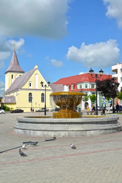 Gvardeysk, 俄罗斯-2016年6月22日: 喷泉和 St. 约翰在胜利广场浸信会教堂 — 图库照片