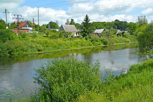 Casas privadas en la orilla del río Deyma. Gvardeysk, región de Kaliningrado —  Fotos de Stock