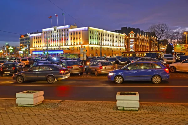 KALININGRAD, RUSIA - 17 DECEMBRIE 2017: Piața Victoriei cu iluminare de seară a clădirii administrației orașului. Textul rusesc "An Nou fericit !" — Fotografie, imagine de stoc