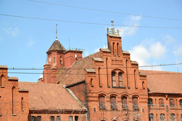 Fronton i wieża zamek krzyżacki okresie w słoneczny dzień. Gvardeysk, Kaliningrad region — Zdjęcie stockowe
