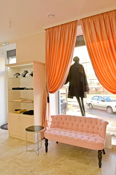 Fragment of an interior of women's clothing shop with a dummy in  a window opening — Stock Photo, Image