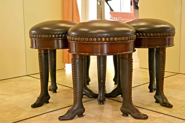 Decorative stool in a fitting room to a cabin. Women's clothing shop — Stock Photo, Image