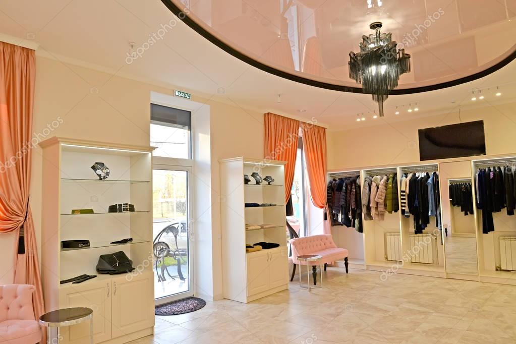 Interior de la tienda de ropa para mujer Foto de stock vodolej 178513496