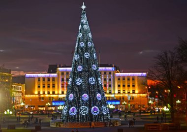 Kaliningrad, Rusya - 17 Aralık 2017: Zafer Meydanı'nda akşam A yeni yıl ağacı