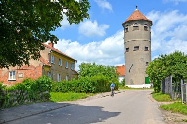 Kentsel görünümü ile bir su kulesi. Gvardeysk, Kaliningrad bölgesi