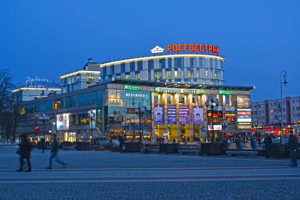 KALINININGRAD, RUSIA - 27 DE DICIEMBRE DE 2017: Centro comercial "Clover City-Centre" con iluminación nocturna — Foto de Stock