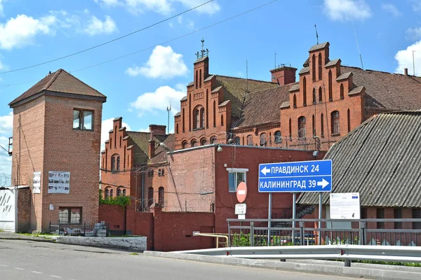 Gvardejsk, Rusland - 22 juni 2016: Een weergave van de Teutoonse Tapiau sluis in zonnige dag — Stockfoto