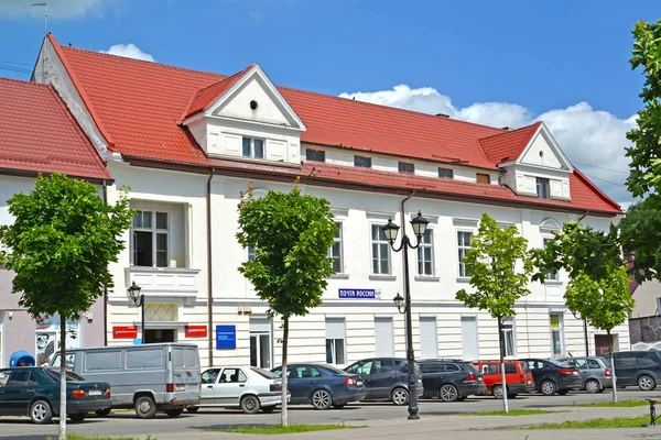 GVARDEYSK, RUSSIA - JUNE 22, 2016: The Russian Post building in summer day — Stock Photo, Image