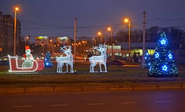 Kaliningrad, Rusya - 29 Aralık 2017: Parlayan Noel dekorasyon Mosksvskiy Caddesi üzerinde alacakaranlık