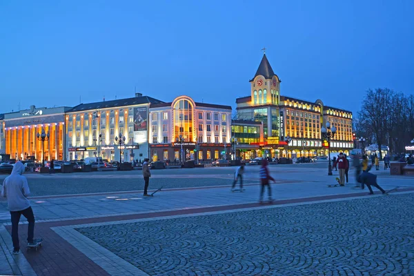 Kaliningrad, Rusland - 27 December 2017: Victory Square, de Kalningrad business center en handel en office center "Kaliningrad Passage" met 's avonds verlichting — Stockfoto