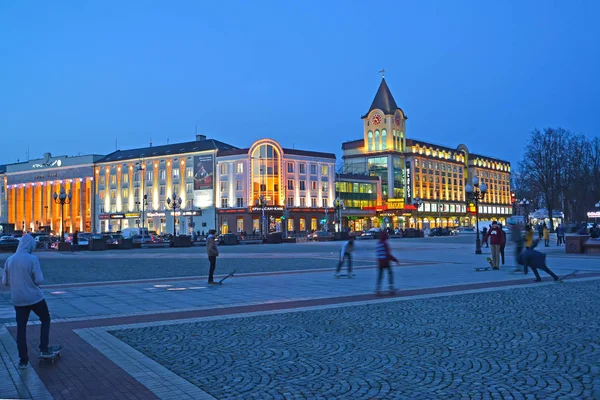 Kaliningrad, Russland - 27. Dezember 2017: Siegesplatz, Kalningrader Geschäftszentrum und Handels- und Bürozentrum "Kaliningrader Passage" mit Abendbeleuchtung — Stockfoto