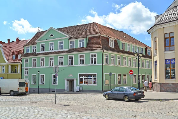 Gvardeysk, Ryssland - 22 juni 2016: Byggnaden av den tidigare tyska hotellet ”Black Eagle” på Victory Square — Stockfoto