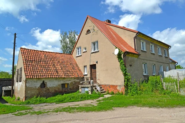 Het oude appartement huis met de bijgevoegde schuur op Karl Marx Street. Gvardejsk, regio Kaliningrad — Stockfoto