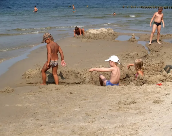 Pioneer, Rosja - 02 sierpnia. 2012: dzieci bawiące się w piasek na brzegu Morza Bałtyckiego. W regionie Kaliningrad — Zdjęcie stockowe