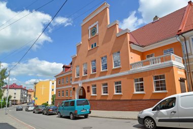 Gvardeysk, Rusya - 22 Haziran 2016: Telman sokak görünümü ve sanatları (eski Belediye Binası Tapiau çocuk Okulu Binası)