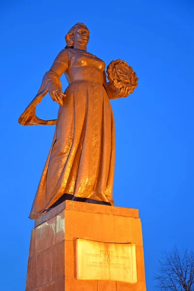 KALININGRAD, RUSSIA - 27 DICEMBRE 2017: Un monumento "Madre Russia" sullo sfondo del cielo con illuminazione serale — Foto Stock