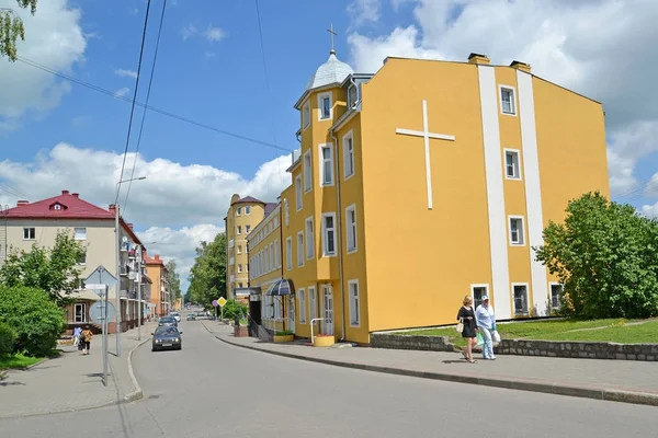 Gvardeysk, Ρωσία - Ιούνιος 22, 2016: Άποψη της οδού Telman και κτίριο της Ρωμαιοκαθολικής ενορίας του Αγίου Ιωσήφ — Φωτογραφία Αρχείου