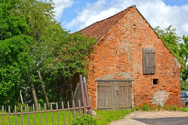 Old brick shed of the German construction. Gvardeysk, Kaliningrad region — Stock Photo, Image