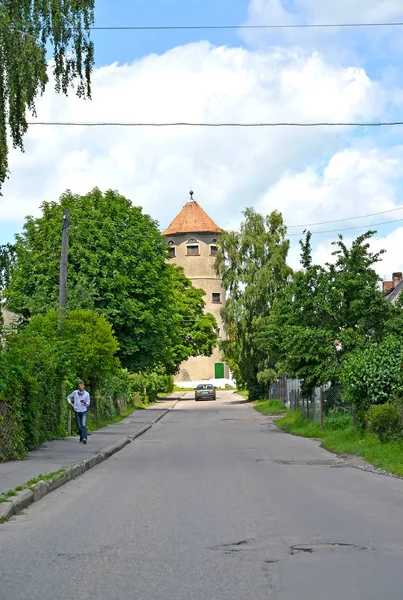 Gvardejsk, Rusland - 22 juni 2016: Een overzicht van Karl Marx Street met een watertoren — Stockfoto