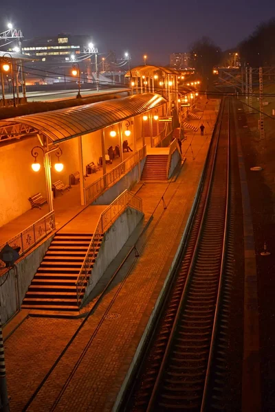 La vue de dessus sur la plate-forme inférieure de la gare du Nord dans la soirée. Kaliningrad — Photo