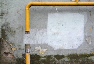 Bir apartman sakinleri tarafından bir borcunu ödemek başarısızlık için doğal gaz kesme. Bina cephesinde bir gaz borusu