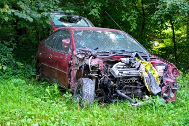 Kırık terk edilmiş araba kullanımı üzerinde