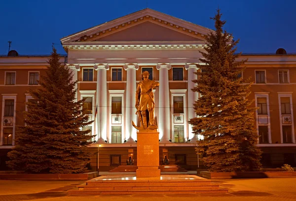 KALININGRAD, RUSSIA - JANUARY 02, 2018: A monument to Peter I against the background of the building of the headquarters of the Baltic Fleet in the evening — Stock Photo, Image