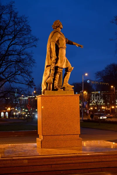 KALININGRAD, RUSSIA - 02 GENNAIO 2018: monumento a Pietro I con illuminazione serale — Foto Stock