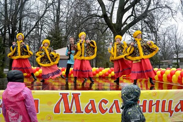 KALININGRAD, RUSSIA - FEBRUARY 26, 2017: The youth Russian national folklore ensemble acts on Maslenitsa holiday. Russian text "Maslenitsa" — Stock Photo, Image