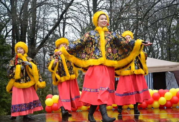 KALININGRAD, RUSSIA - FEBRUARY 26, 2017: Performance of youth Russian national folklore ensemble — Stock Photo, Image