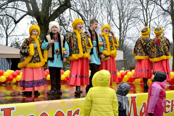 KALININGRAD, RUSSIA - FEBRUARY 26, 2017: Actors of youth Russian national folklore ensemble sings the song on Maslenitsa holiday — Stock Photo, Image